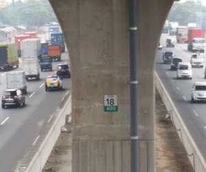 Suasana arus lalu-lintas di Jalan Tol Jakarta-Cikampek, Senin (16/12/2019) masih dipadati meskipun Jalan Layang (Elevated II) sudah dioperasikan. (saban)