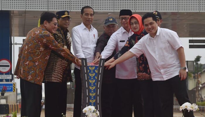 Presiden Jokowi saat meresmikan pengoperasian jalan tol lingkar luar Jakarta (JORR) II ruas Kunciran-Serpong (ist)