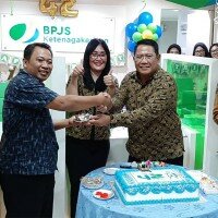 Peringati Hut Ke-42, Kepala Kantor Cabang BPJAMSOSTEKI Jakarta Kebon Sirih Tonny W.K (kedua dari kanan) menyerahkan kue kepada peserta di Kantor Cabang BPJS Ketenagakerjaan Jakarta Kebon Sirih, Jakarta Pusat, Kamis (5/12/2019).(ist)