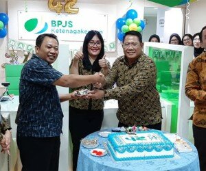 Peringati Hut Ke-42, Kepala Kantor Cabang BPJAMSOSTEKI Jakarta Kebon Sirih Tonny W.K (kedua dari kanan) menyerahkan kue kepada peserta di Kantor Cabang BPJS Ketenagakerjaan Jakarta Kebon Sirih, Jakarta Pusat, Kamis (5/12/2019).(ist)