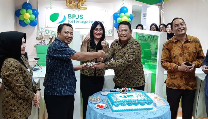 Peringati Hut Ke-42, Kepala Kantor Cabang BPJAMSOSTEKI Jakarta Kebon Sirih Tonny W.K (kedua dari kanan) menyerahkan kue kepada peserta di Kantor Cabang BPJS Ketenagakerjaan Jakarta Kebon Sirih, Jakarta Pusat, Kamis (5/12/2019).(ist)