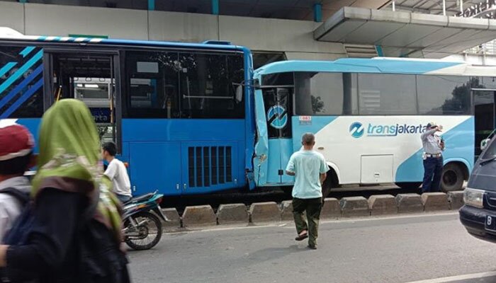 Bus Transjakarta kecelakaan di Jl. Dr. Sumarno tepatnya di Halte Busway Walikota Jakarta Timur. (Instagram @jktinfo)