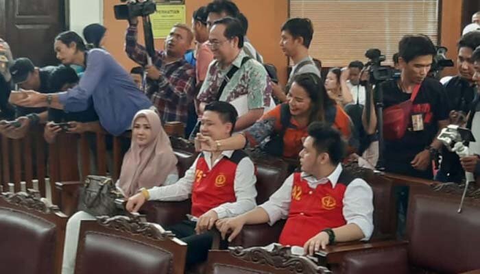 Galih Ginanjar, rey Utami dan Pablo Benua jalani sidang perdana kasus "ikan asin" di Pengadilan Negeri Jakarta Selatan. (adji)