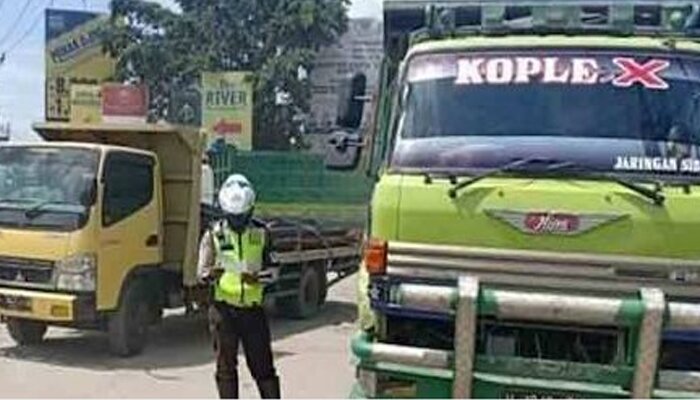Salah satu truk tronton yang melanggar di Jalan Raya Pahlawan Seribu, Serpong ditilang petugas Satlantas Polres Tangsel. (anton)