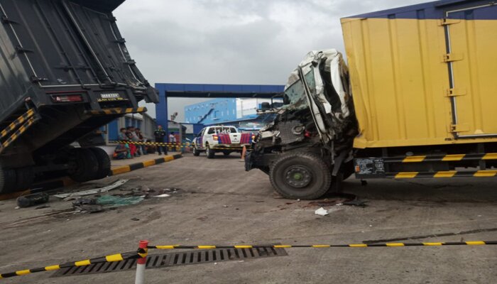 Dua truk bertabrakan di depan PT. Mayora, Jalan Raya Bocimi, Kecamatan Caringin, Kabupaten Bogor. (yopi)