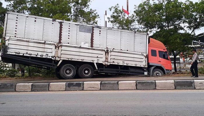 Truk troton boks tergelincir nyaris masuk saluran air. (taryani)