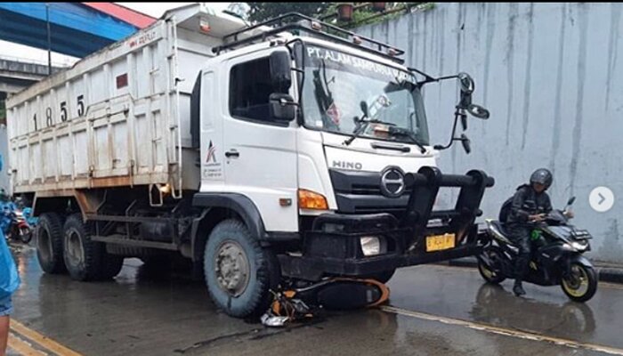 "Minggu (29/12/2019), kecelakaan antara truk dan pemotor di underpass Pasar Gembrong pagi tadi. Dari pantauan warga di lokasi, dilaporkan seorang warga tutup usia,"(Ist/Jktinfo)