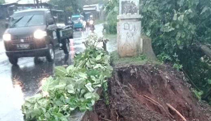 Salah satu titik longsor di pinggir Jl. Raya Krukut, Limo saat terjadi hujan hari Jumat petang (27/12). (anton)