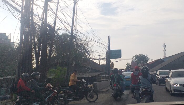 Kabel utilitas di Pondok Ungu semrawut. (chotim)