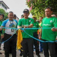 Walikota bersama Sekko Jaksel Munjirin saat meresmikan Selong Farm. (wandi)