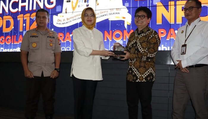 Wali Kota Tangsel Airin rachmi Diany didampingi Kapolres Tangsel AKBP Ferdy Irawan saat meluncurkan nomor darurat 112 untuk masyarakat tangsel. (anton)