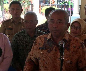 Walikota Bekasi saat memberi keterangan soal surat edaran pemberhentian Kartu Sehat berbasis NIK untuk warga Kota Bekasi. (saban)