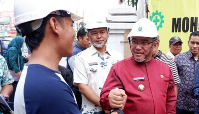 Wali Kota Depok Muhammad Idris saat meninjau proyek pembangunan kantor Kec. Sukmajaya. (anton)