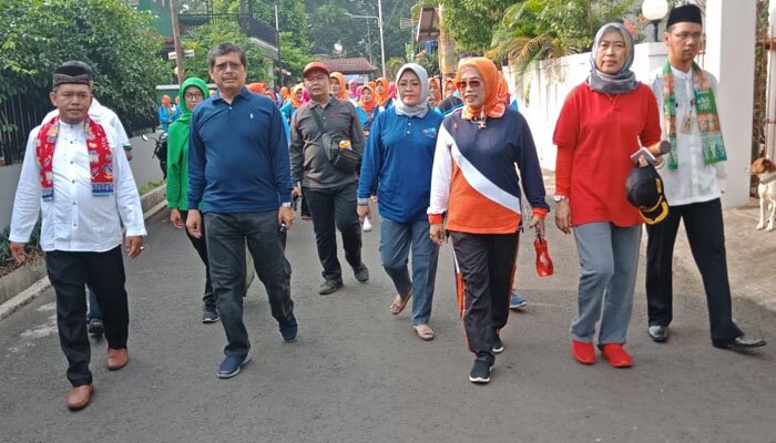 Wali Kota Jaksel Marullah Matali bersama warga saat gelar razia nyamuk DBD. (wandi)