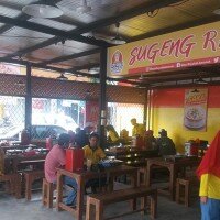 Pengunjung warung /restoran 'Soto Seger Boyolali Hj. Amanah".(angga)