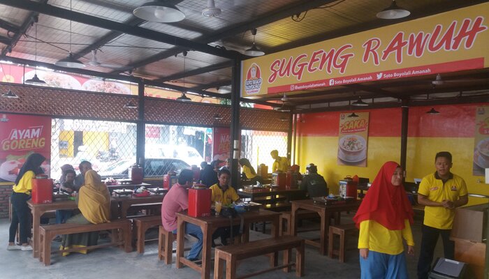 Pengunjung warung /restoran 'Soto Seger Boyolali Hj. Amanah".(angga)