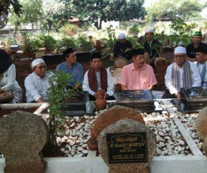 Suasana rangkaian ulang tahun BKMB Bhagasasi dengan ziarah ke makam tokoh masyarakat dan ulama serta tokoh pahlawan. (saban)